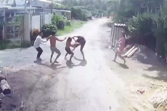 Clip: Tài xế bị nhóm người quây đánh vì lùi xe trúng đống cát đổ ven đường