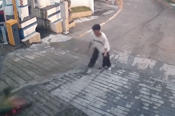 Giải cứu bé trai kẹt đầu vào thanh sắt, treo lơ lửng bên ngoài ban công-1