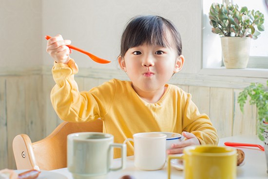 Đứa trẻ ở nhà vốn kén ăn nhưng đến lớp lại ăn rất nhiều, lời cô giáo kể khiến phụ huynh bất ngờ