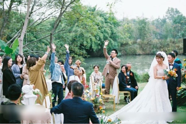 Dân mạng ngán ngẩm cảnh chú rể bị đổ đậu phụ thối lên người ‘theo phong tục’-3