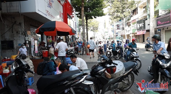 Bánh canh vỉa hè thu 700 triệu/tháng, quán miến bán 500 con gà/ngày-1