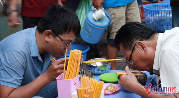 Bánh canh vỉa hè thu 700 triệu/tháng, quán miến bán 500 con gà/ngày-2