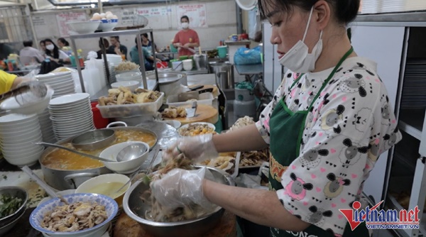 Bánh canh vỉa hè thu 700 triệu/tháng, quán miến bán 500 con gà/ngày-3