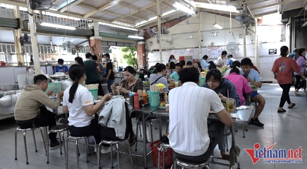 Bánh canh vỉa hè thu 700 triệu/tháng, quán miến bán 500 con gà/ngày-4