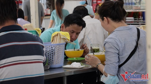 Bánh canh vỉa hè thu 700 triệu/tháng, quán miến bán 500 con gà/ngày-5