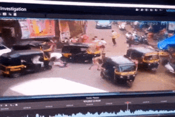 Cố sạc điện thoại khi đang lái xe, tài xế lao xe vào đám đông đâm trúng nhiều người