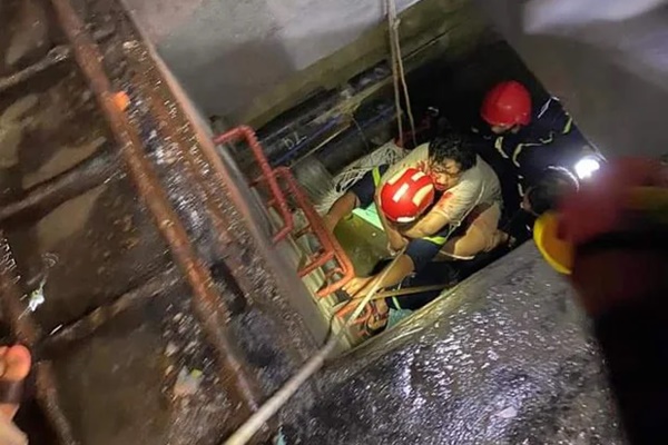 Người phụ nữ lao xuống cống khi đang đạp xe ở Trung Quốc-1