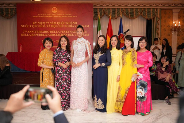 Bị nghi ngờ trình độ tiếng Anh, HHen Niê có màn đáp trả khiến fan hả hê-3