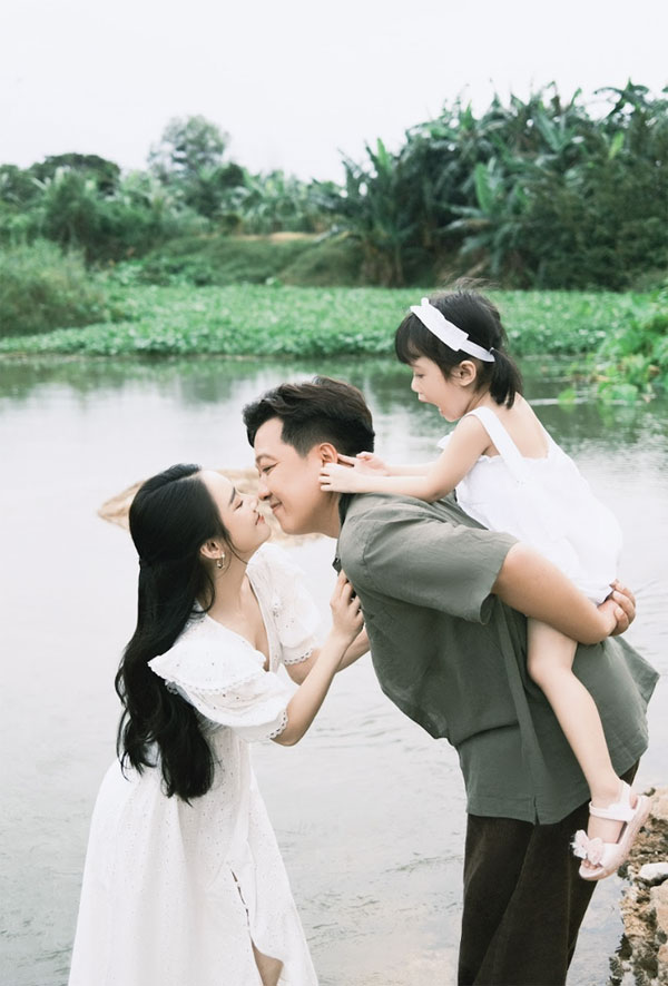 Bộ ảnh tình cảm của gia đình Nhã Phương - Trường Giang-2