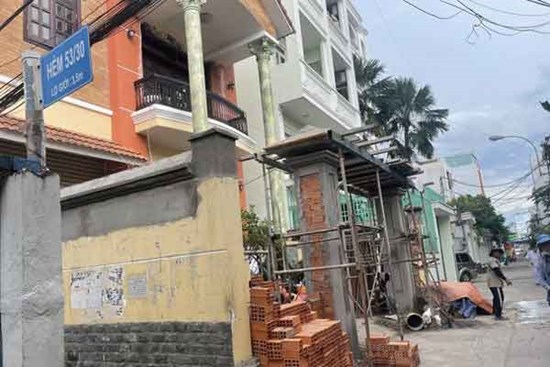 TP.HCM: Sập tường biệt thự, một người bị vùi lấp