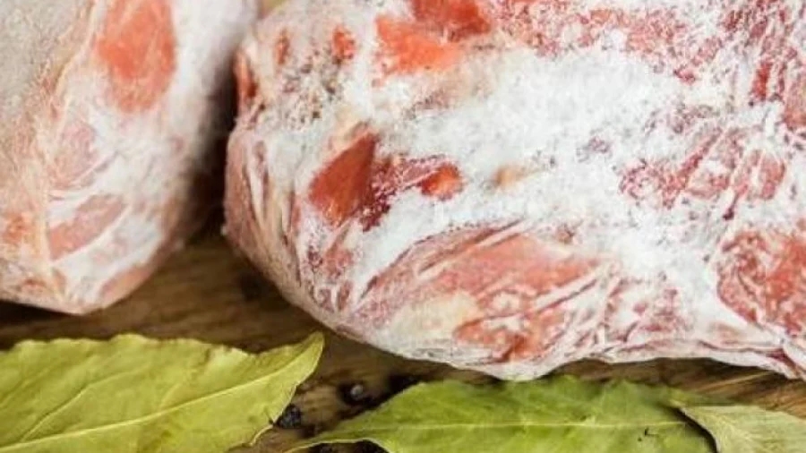 Lấy thịt ra từ ngăn đông đá đừng vội thả vào ngâm nước: Nhỏ một giọt này thịt sẽ rã đông ngay-1