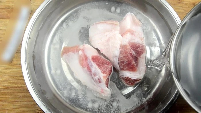 Lấy thịt ra từ ngăn đông đá đừng vội thả vào ngâm nước: Nhỏ một giọt này thịt sẽ rã đông ngay-2