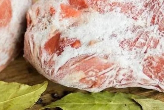 Lấy thịt ra từ ngăn đông đá đừng vội thả vào ngâm nước: Nhỏ một giọt này thịt sẽ rã đông ngay