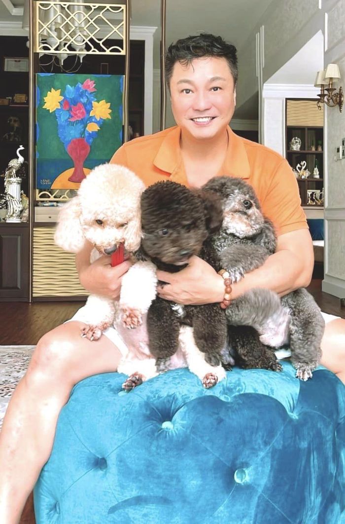 Lý Hùng tuổi 53 sống lành mạnh, chơi với thú cưng cho đỡ cô đơn-2