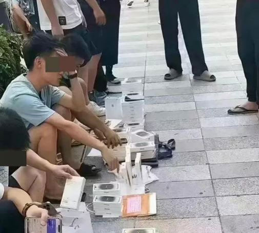 Dân buôn ôm iPhone kiếm lời vỡ mộng, bán lỗ bên đường cho khách-1