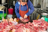 Giá lợn hơi tiếp đà giảm mạnh, thịt lợn chợ có loại vẫn 170.000 đồng/kg
