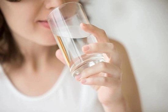 Buổi sáng ngủ dậy nên đánh răng hay uống nước trước mới đúng?