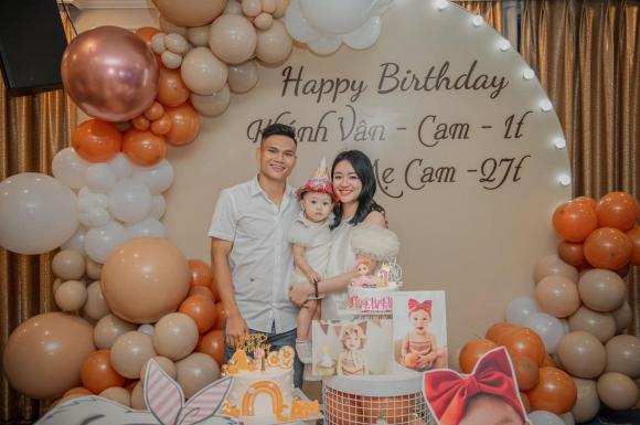 Vợ chồng hậu vệ Phạm Xuân Mạnh tổ chức sinh nhật cho con gái-1
