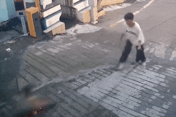 Một phút lơ đãng, ông bố suýt để con gái gặp tai họa nguy hiểm-1