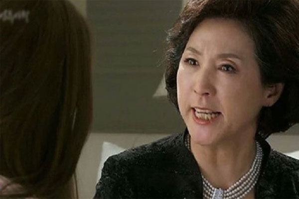 Vừa thấy mặt, mẹ đã hất thẳng xô nước vào chị tôi và anh rể tương lai-1