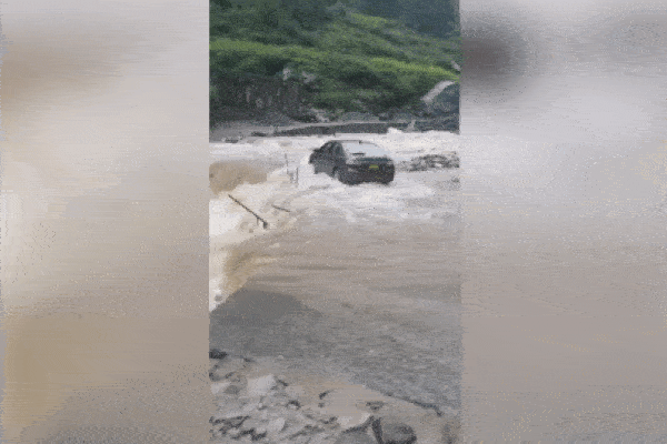 Ô tô bị cuốn trôi khi tài xế cố băng qua dòng nước lũ