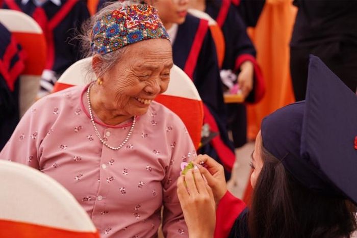 Xúc động hình ảnh bà nội 83 tuổi vượt gần 2.000km dự lễ tốt nghiệp của cháu gái-2