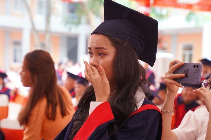 Xúc động hình ảnh bà nội 83 tuổi vượt gần 2.000km dự lễ tốt nghiệp của cháu gái-4