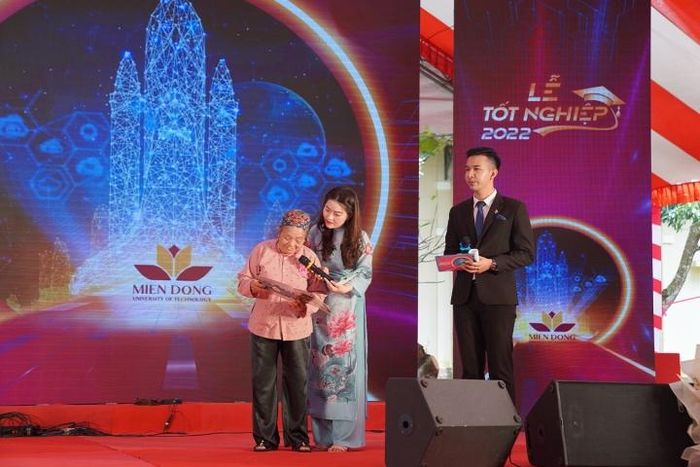 Xúc động hình ảnh bà nội 83 tuổi vượt gần 2.000km dự lễ tốt nghiệp của cháu gái-3