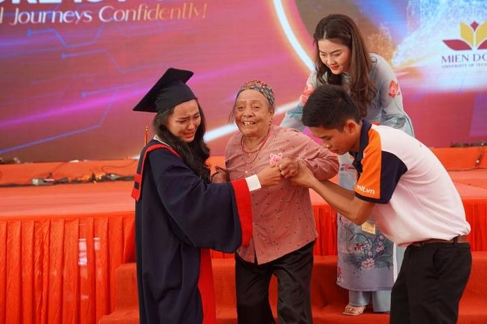 Xúc động hình ảnh bà nội 83 tuổi vượt gần 2.000km dự lễ tốt nghiệp của cháu gái-1
