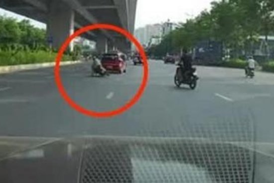 Bị tô đánh võng tạt đầu, nữ tài xế xe máy có pha xử lý gây ngỡ ngàng