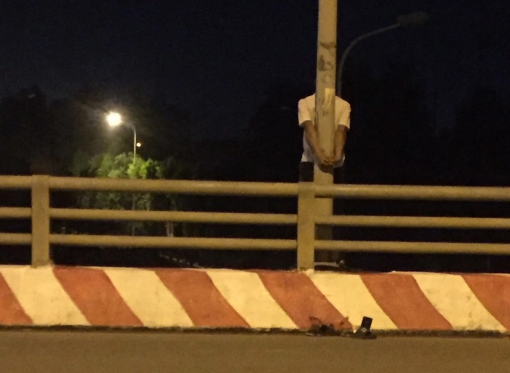 Cảnh sát chộp chân, cứu nam thanh niên định nhảy cầu tự tử ở Hà Nội-1