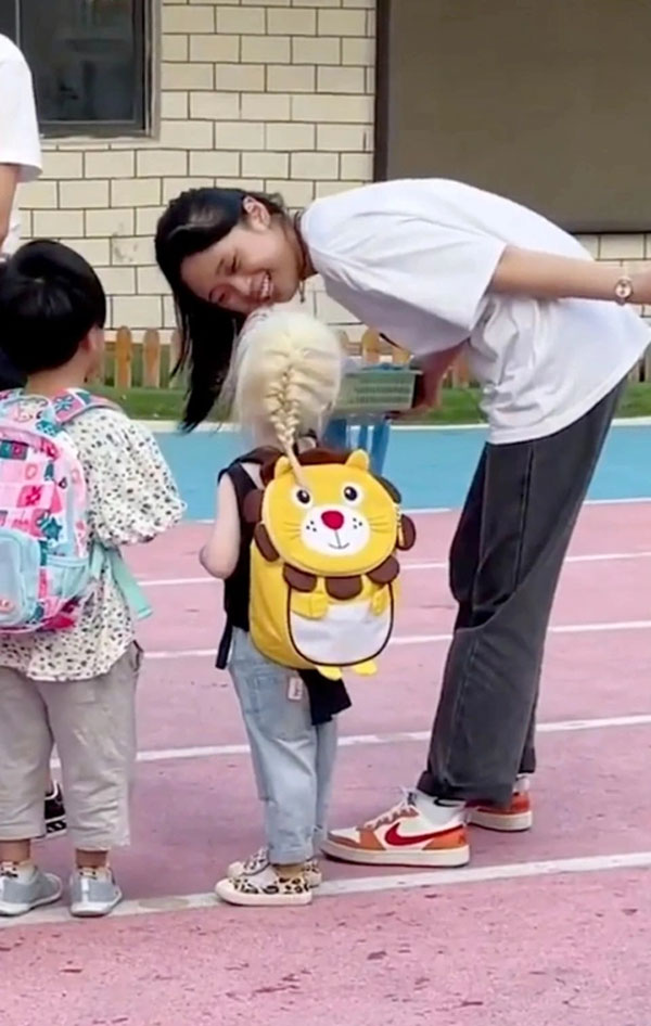 Cô bé bạch tạng khiến hàng triệu người Trung Quốc xúc động-2