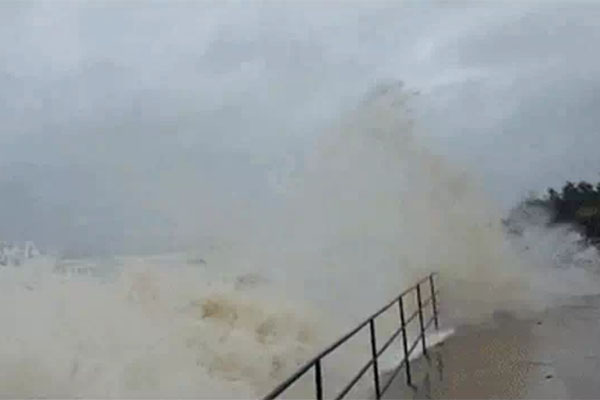 Đà Nẵng bắt đầu mưa, dân đổ xô mua vật liệu gia cố nhà trước bão Noru-9