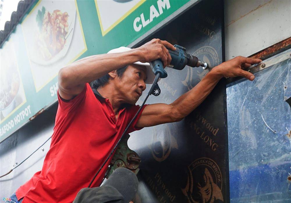 Đà Nẵng bắt đầu mưa, dân đổ xô mua vật liệu gia cố nhà trước bão Noru-4