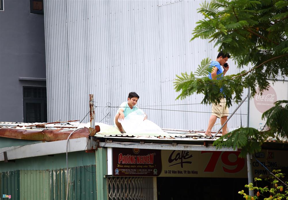 Đà Nẵng bắt đầu mưa, dân đổ xô mua vật liệu gia cố nhà trước bão Noru-5