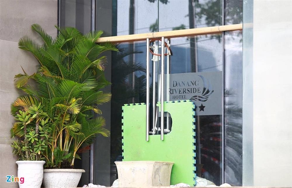 Đà Nẵng bắt đầu mưa, dân đổ xô mua vật liệu gia cố nhà trước bão Noru-6