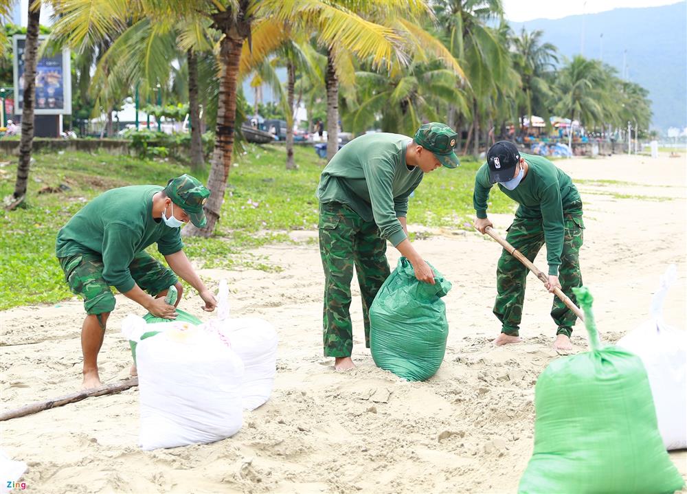 Đà Nẵng bắt đầu mưa, dân đổ xô mua vật liệu gia cố nhà trước bão Noru-7