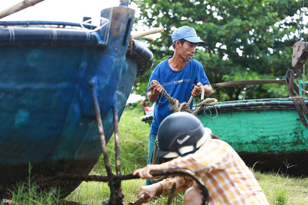 Đà Nẵng bắt đầu mưa, dân đổ xô mua vật liệu gia cố nhà trước bão Noru-8