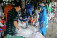 Đà Nẵng bắt đầu mưa, dân đổ xô mua vật liệu gia cố nhà trước bão Noru