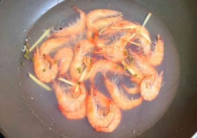 Luộc tôm nhớ cho 2 gia vị này: Tôm đỏ au, thịt chắc ngọt, không tanh-3