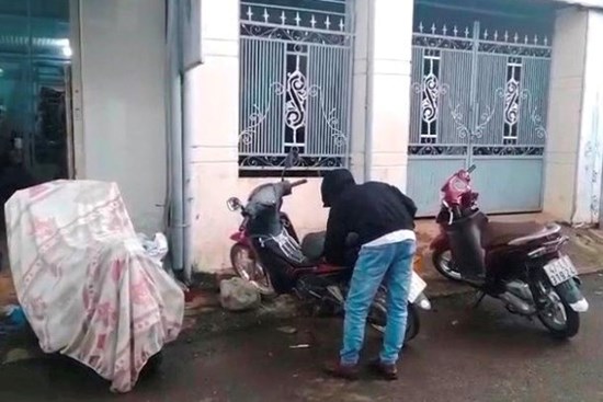 Trộm 100 triệu đồng đi trả nợ, nộp phạt cho bạn gái rồi ra công an đầu thú