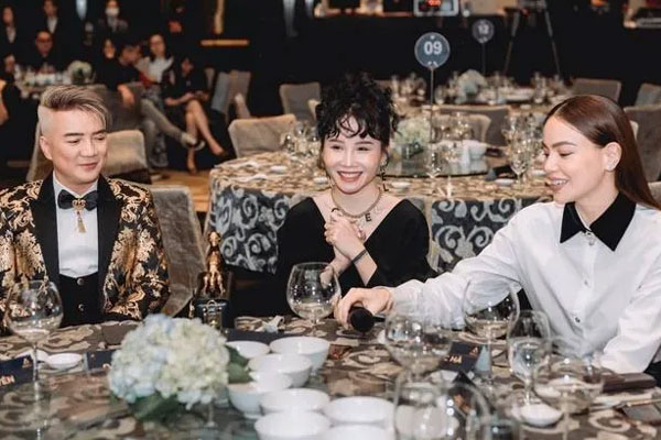 Phản ứng của Hà Hồ khi ngồi chung bàn và nghe tên Lệ Quyên được xướng lên giới thiệu-8