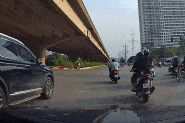 Vội vài giây, tài xế ô tô đâm văng nam thanh niên đi xe máy giữa ngã tư