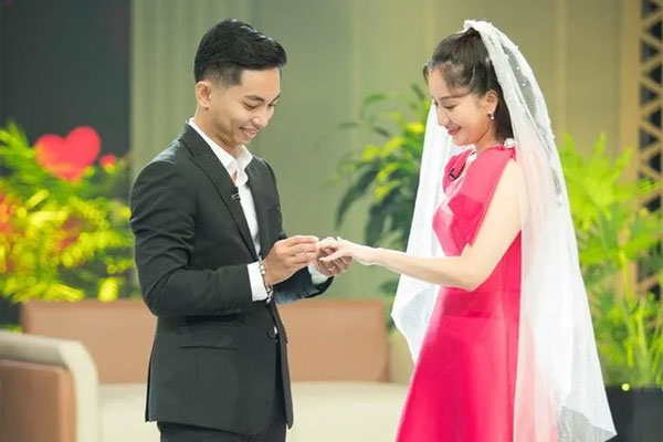 Chí Anh khoe thiệp cưới của Khánh Thi - Phan Hiển-4