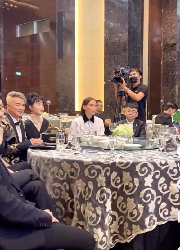 Phản ứng của Hà Hồ khi ngồi chung bàn và nghe tên Lệ Quyên được xướng lên giới thiệu-3