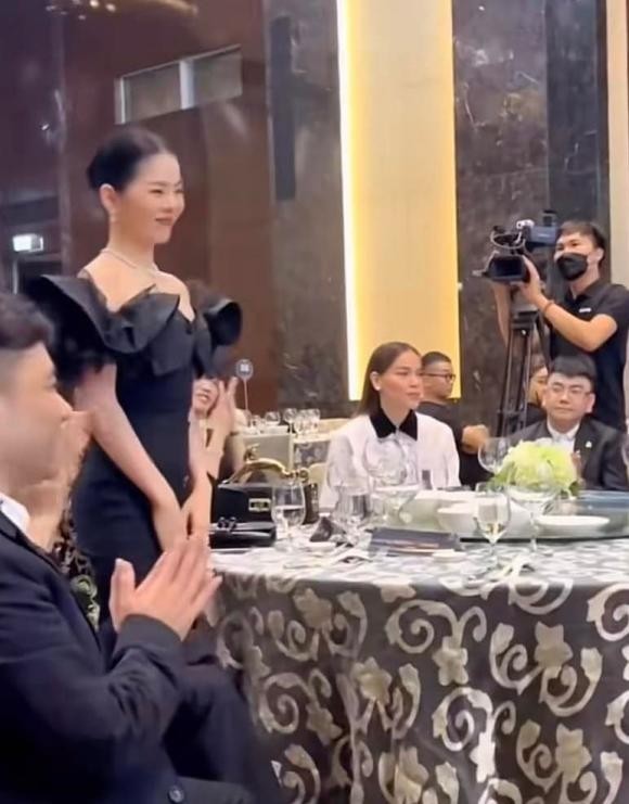 Phản ứng của Hà Hồ khi ngồi chung bàn và nghe tên Lệ Quyên được xướng lên giới thiệu-1