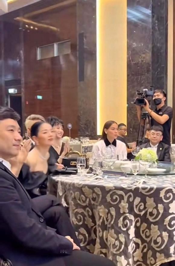 Phản ứng của Hà Hồ khi ngồi chung bàn và nghe tên Lệ Quyên được xướng lên giới thiệu-5