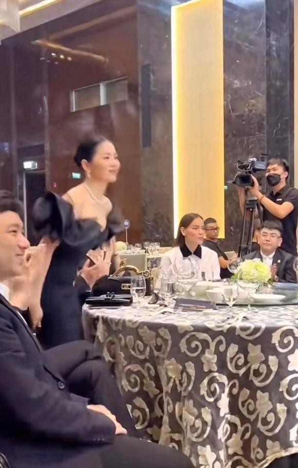 Phản ứng của Hà Hồ khi ngồi chung bàn và nghe tên Lệ Quyên được xướng lên giới thiệu-4