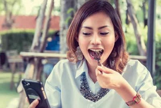 5 thói quen ăn trưa hại sức khỏe, nhất là vòng eo nhiều người mắc phải