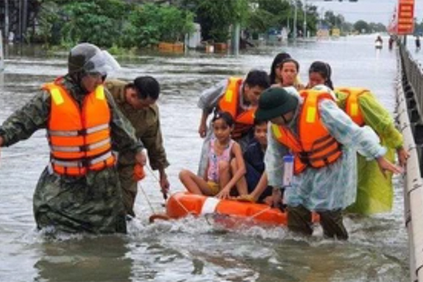 Trăm nhà tan nát sau lốc xoáy trước bão số 4, chủ tiệm khóc ròng tìm vàng mất-12